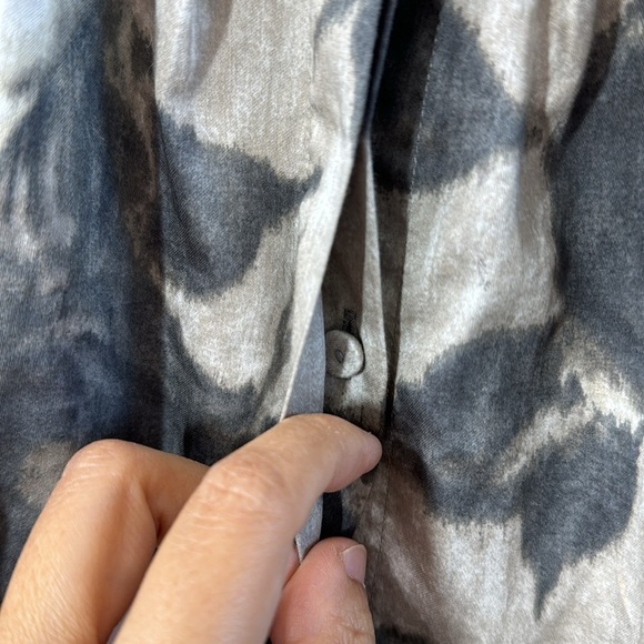 Talbots floral shirt with hidden buttons shaped waist line - Picture 4 of 5